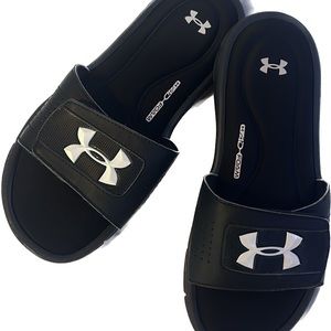 Boys / girls Under Armour slides size 6 youth